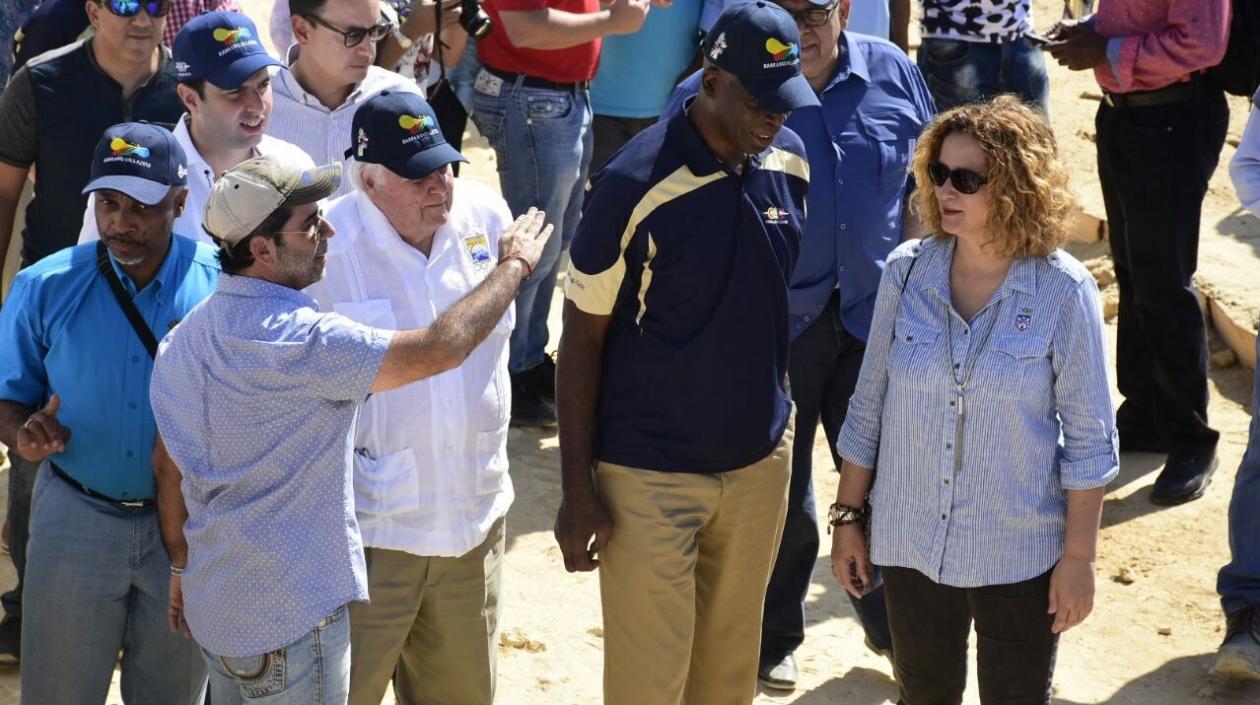 El Alcalde Char y miembros de Odecabe durante la visita al estadio de béisbol en construcción.