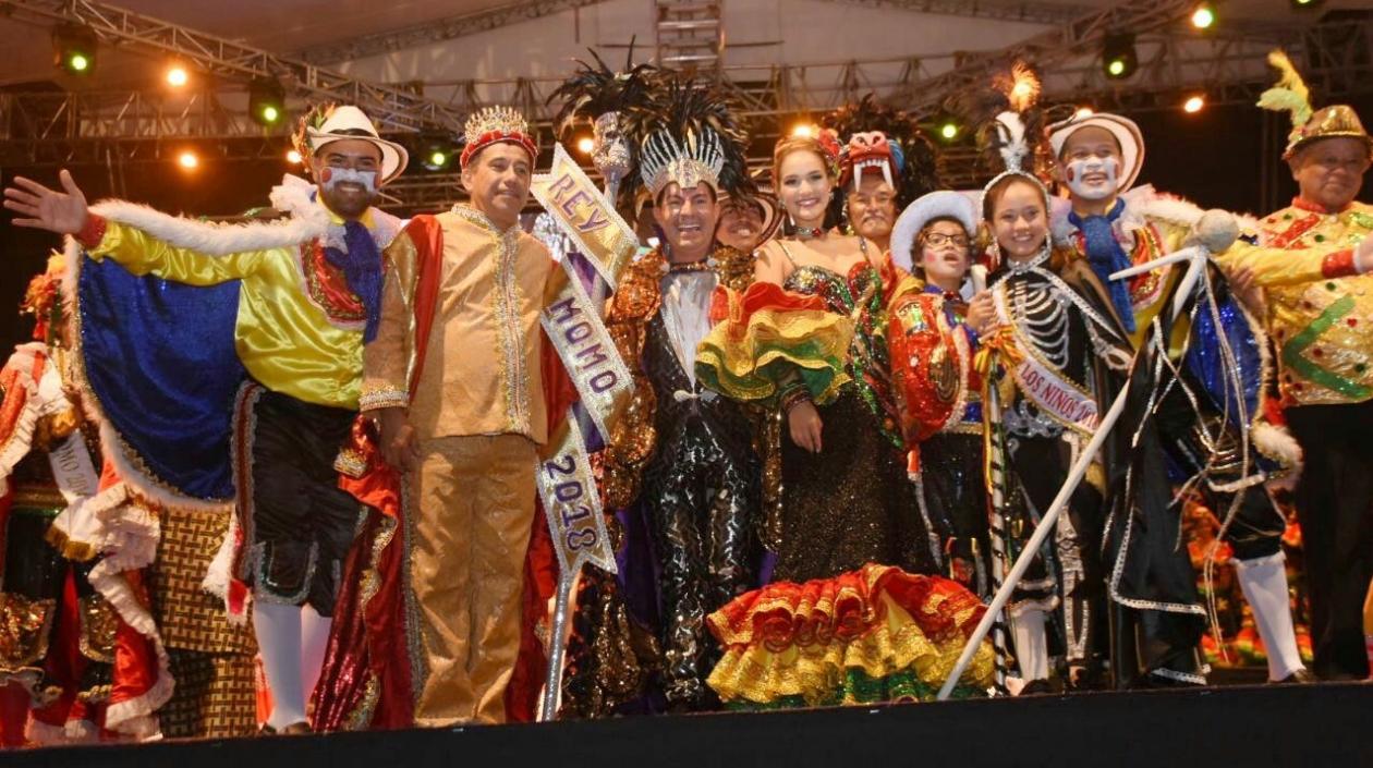 El Rey Momo Ricardo Sierra fue coronado por la Reina del Carnaval 2018, Valeria Abuchaibe.