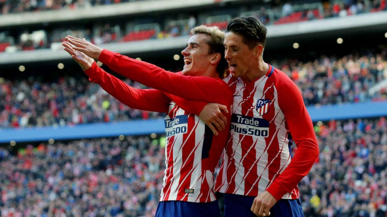 Antoine Griezmann y Fernando Torres celebran el primer gol del partido. 