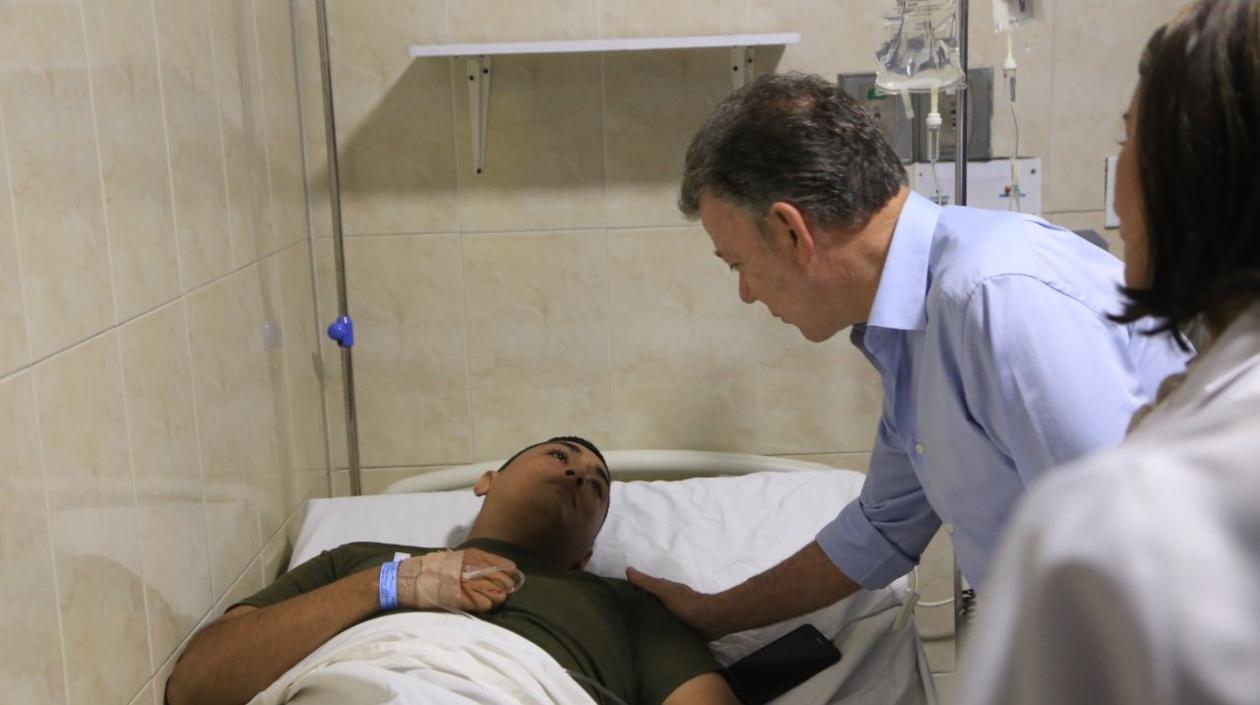 El Presidente Santos visita en la clínica Campbell a uno de los policías heridos en el atentado en esta ciudad.