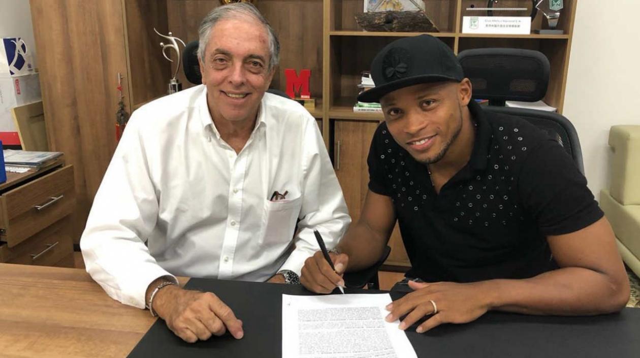 Andrés Botero y Camilo Zúñiga en la firma de contrato. 