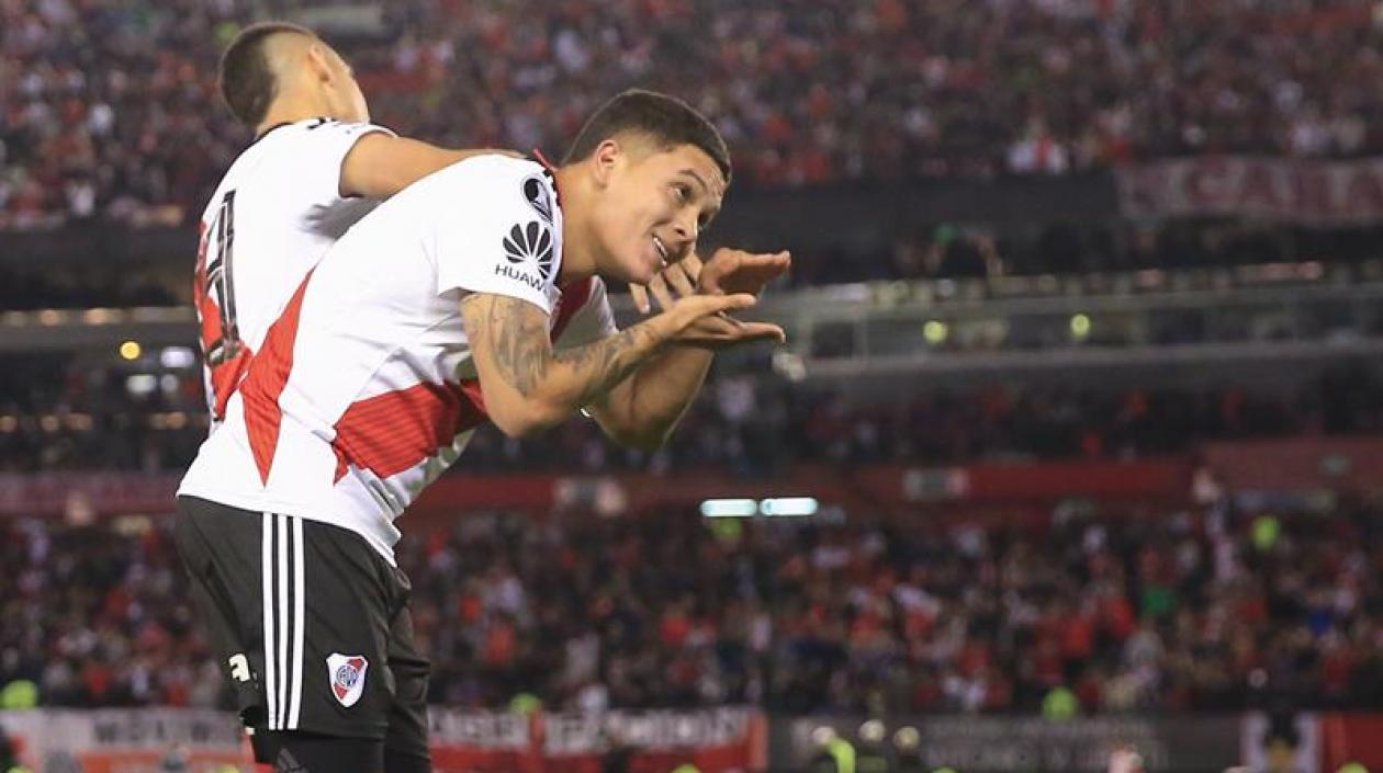 uan Fernando Quintero (frente) de River Plate celebra con su compañero Rafael Santos Borré