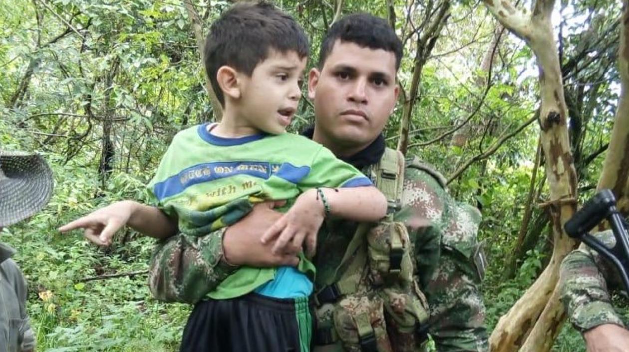 Una patrulla del Ejército encontró el niño y lo entregó a su papá.