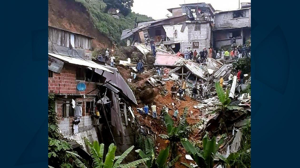 Labores de rescate en medio de las viviendas destruidas