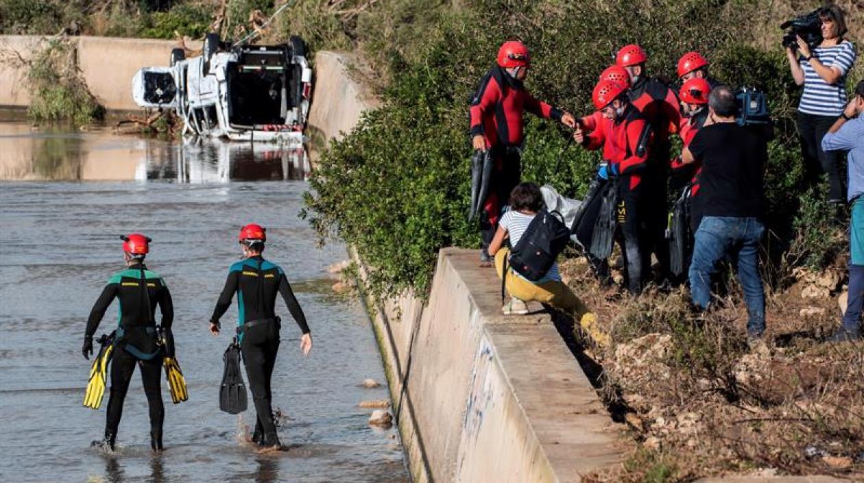 Los equipos de rescate de la Unidad Militar de Emergencias rastrean hoy, de "forma minuciosa", las zonas del Levante afectadas por las lluvias torrenciales.