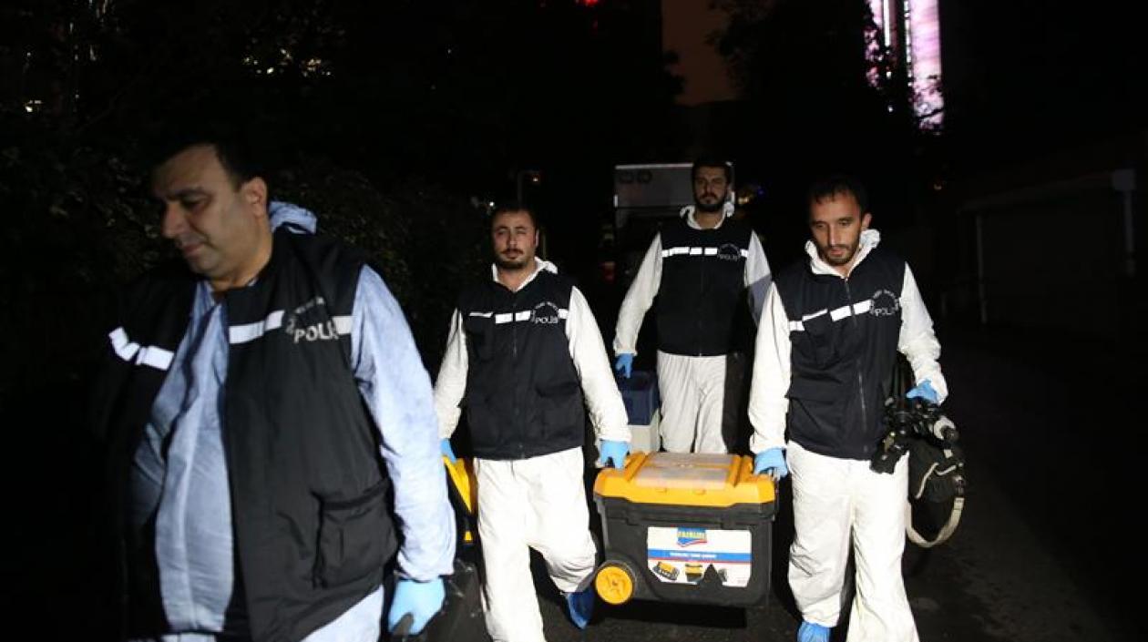 Policías forenses turcos inspeccionaron la casa del cónsul de Arabia Saudí.