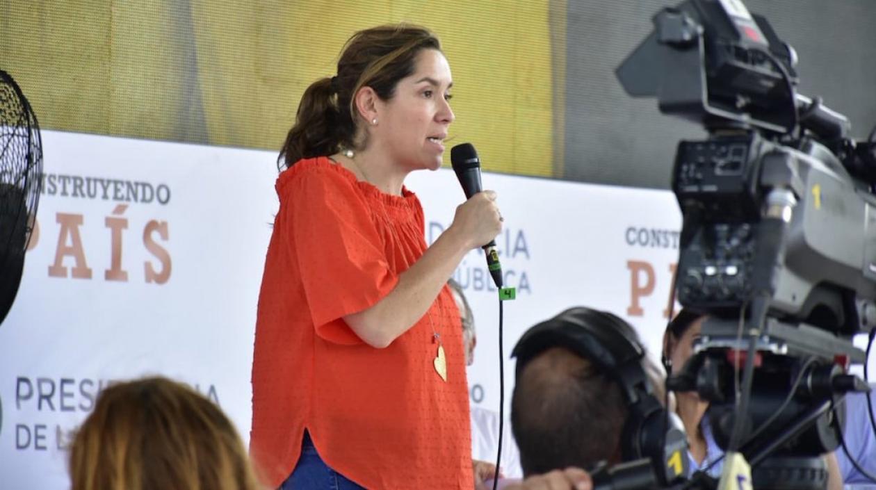 La Ministra María Fernanda Suárez, explicando el programa en Malambo.