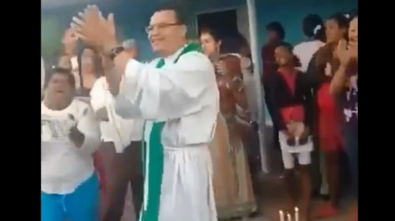 El sacerdote parrandero baila a ritmo de una papayera | ZONA CERO