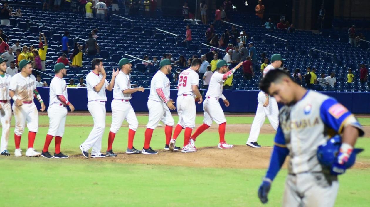 Mexicanos celebran al final del juego.
