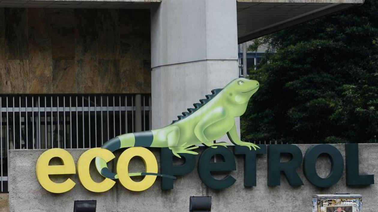 Vista del logo de la petrolera estatal colombiana Ecopetrol en la fachada de su edificio sede en Bogotá (Colombia). 
