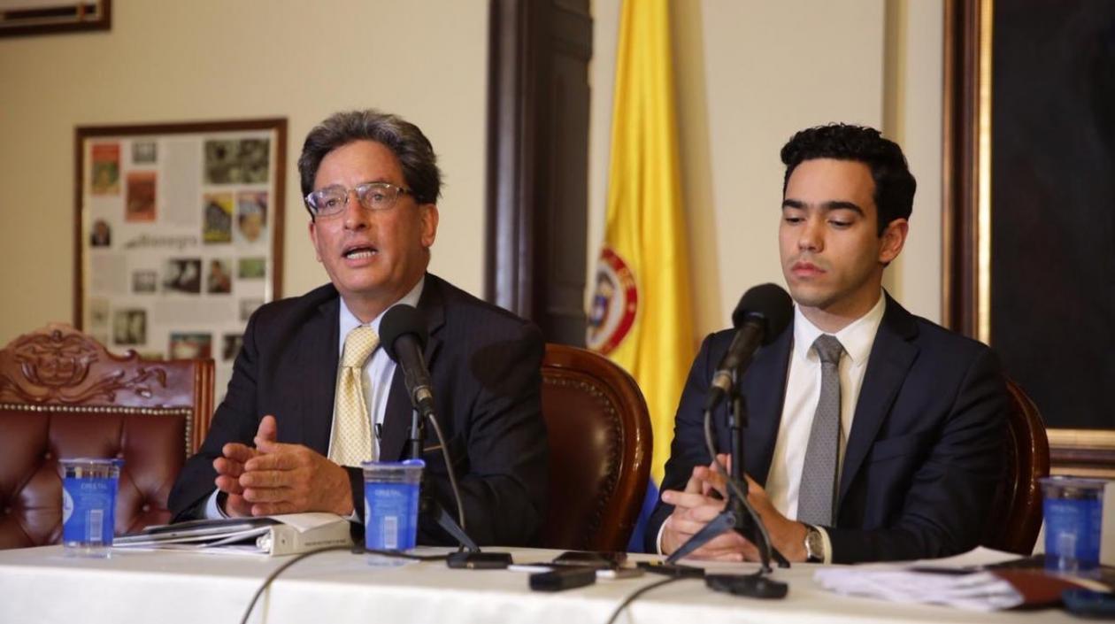 El ministro de Hacienda, Alberto Carrasquilla, y el viceministro Luis Alberto Rodríguez.