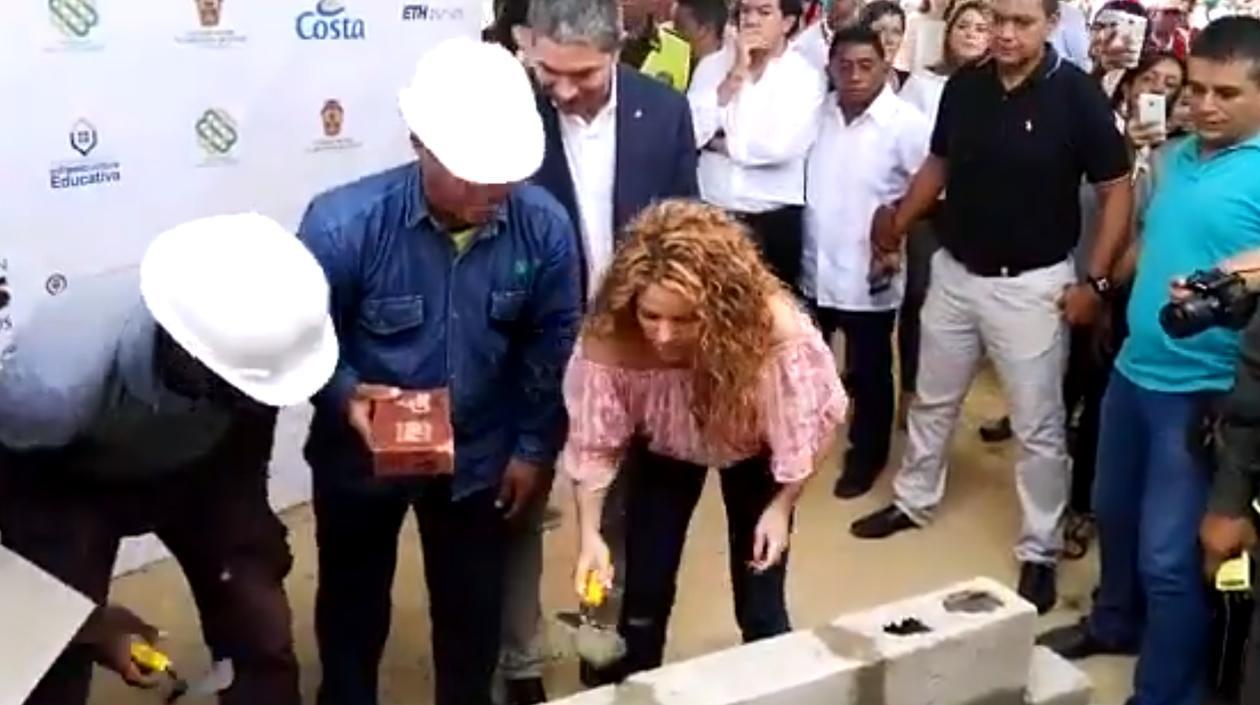 Shakira pone el primer ladrillo del colegio en Cartagena.
