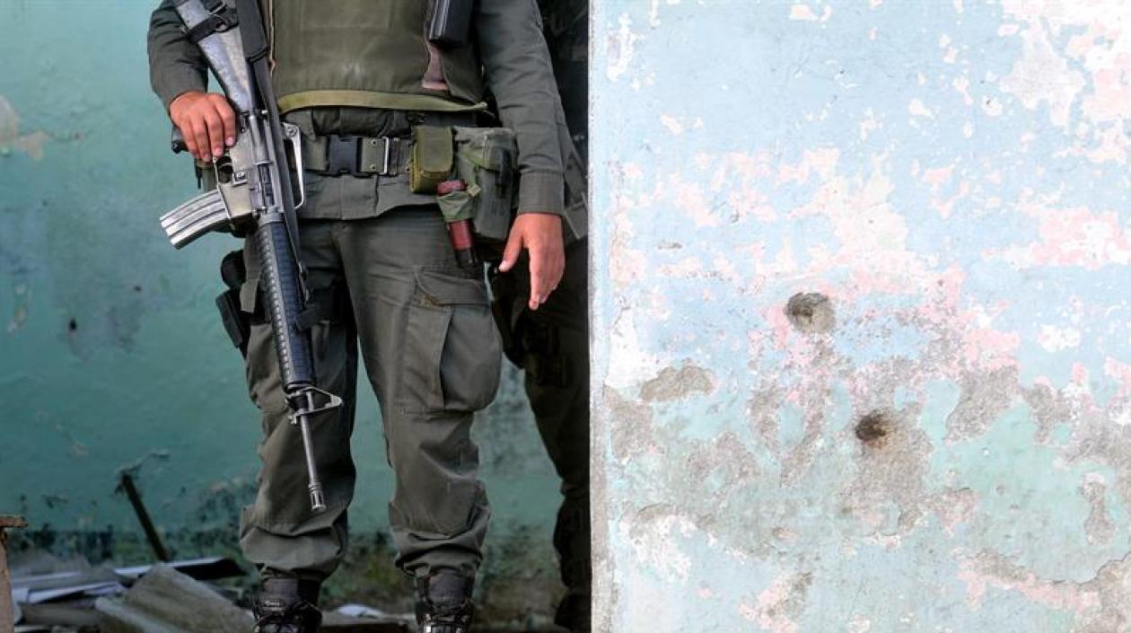 Denuncian el desplazamiento de 750 colombianos por combates entre guerrilleros
