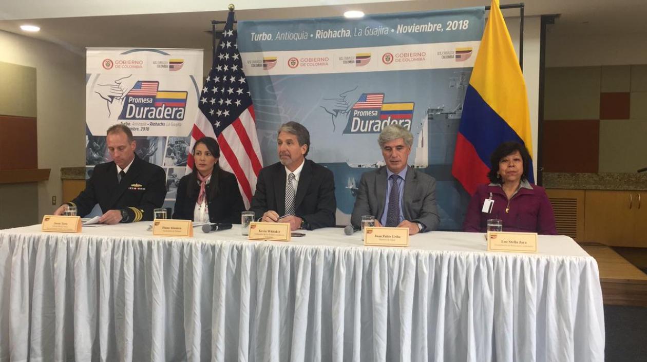El embajador de Estados Unidos en Colombia, Kevin Whitaker y el Ministro de Salud, Juan Pablo Uribe.