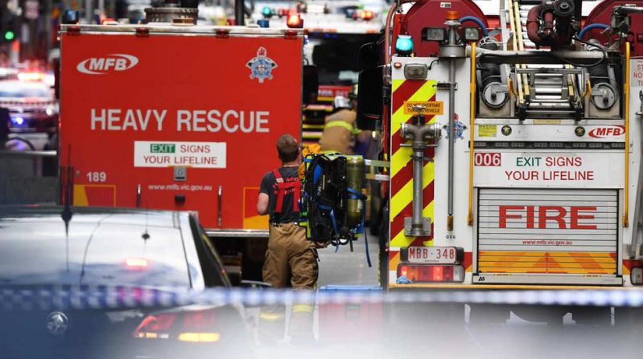 Los servicios de Emergencias llegan a la concurrida calle Bourke, donde una persona ha muerto y otras dos se encuentran hospitalizadas después de que un hombre armado con un cuchillo las atacase, en Melbourne (Australia).