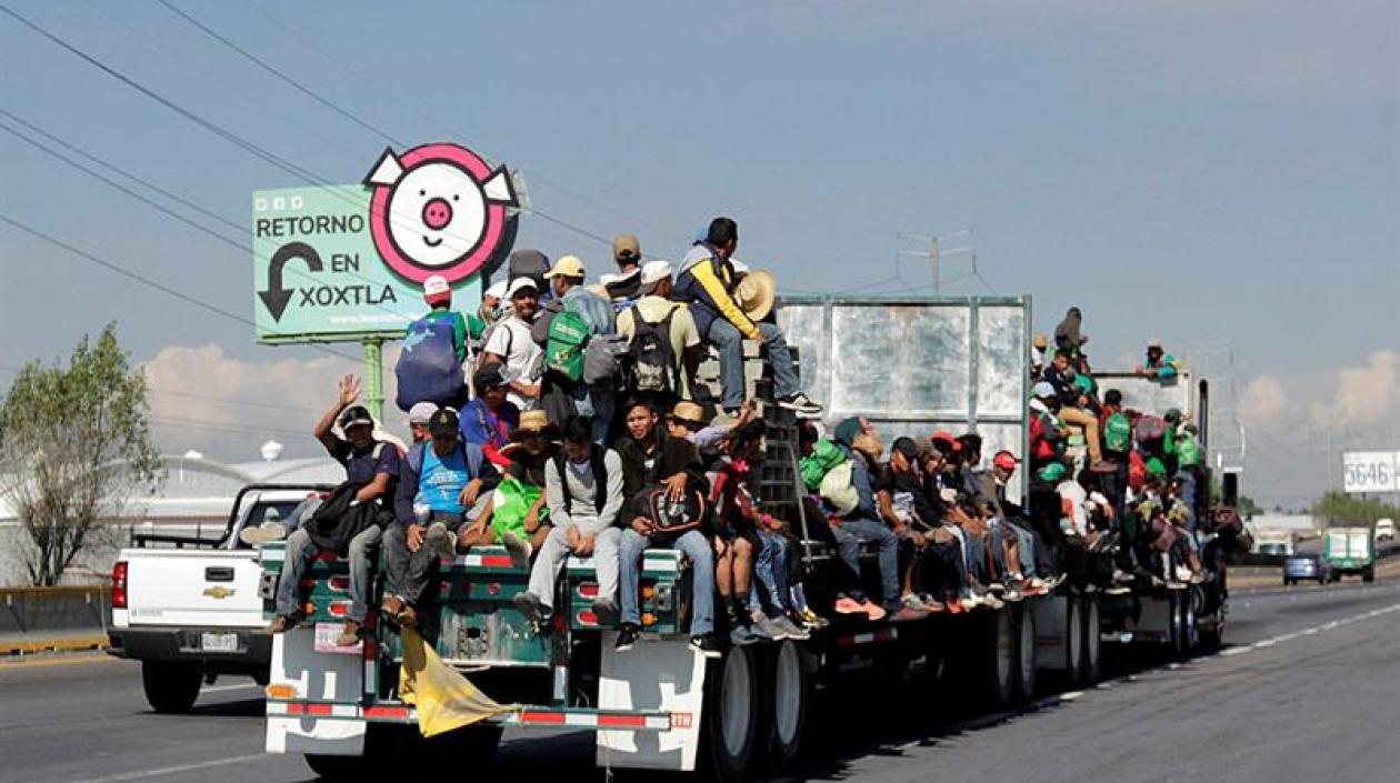 Ciudadanos centroamericanos de la caravana migrante continúan con su marcha por el estado estado de Puebla (México). 