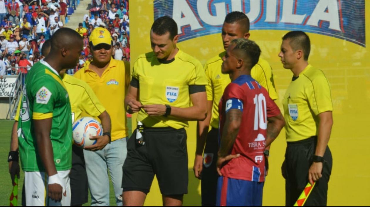 Wilmar Roldán, con los capitanes de Unión Magdalena y Deportes Quindío.