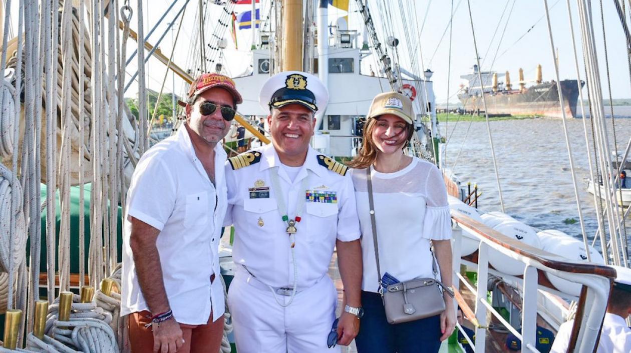 El Alcalde Alejandro Char y su esposa Katia Nule con el comandante del buque CN Camilo Alberto Giraldo Londoño.