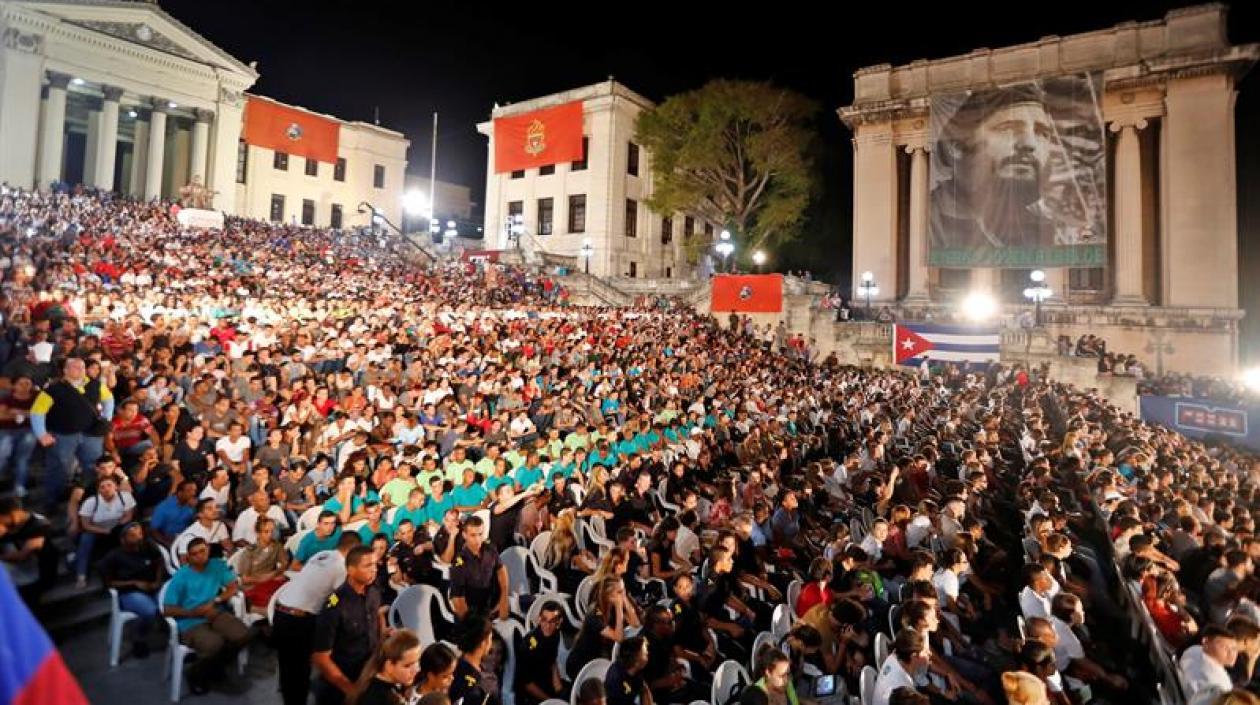 Miles de cubanos en un acto conmemorativo.