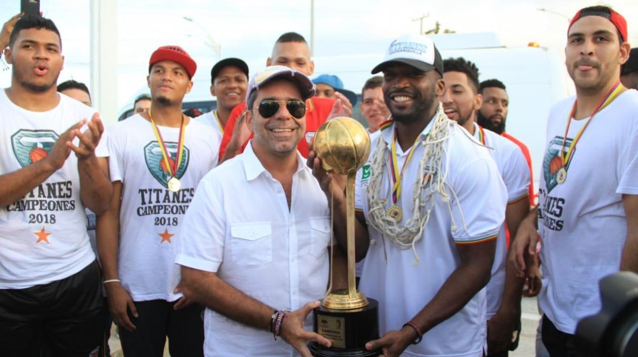 El Alcalde Alejandro Char con los jugadores de Titanes. 
