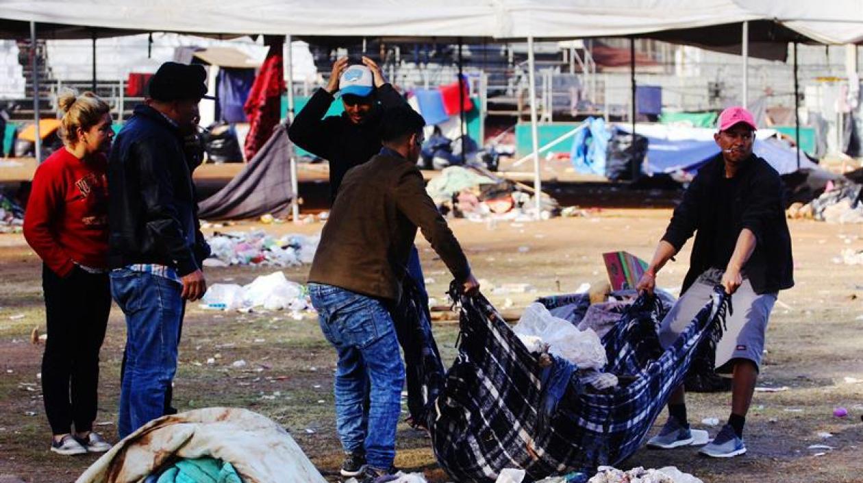 Integrantes de la caravana de migrantes de centroamericanos recojen sus pertenencias del albergue Benito Juárez en la ciudad de Tijuana, en el estado de Baja California (México).