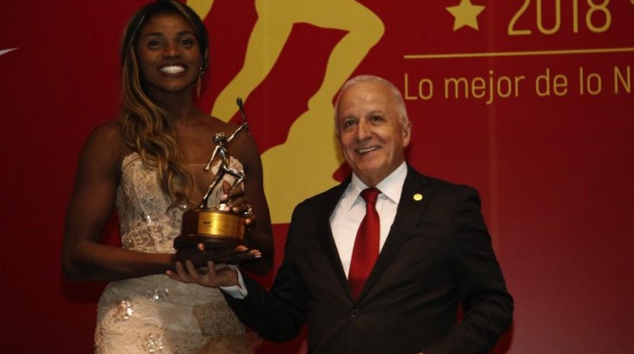 Caterine Ibargüen, mejor atleta del año COC y Baltazar Medina, presidente del COC.