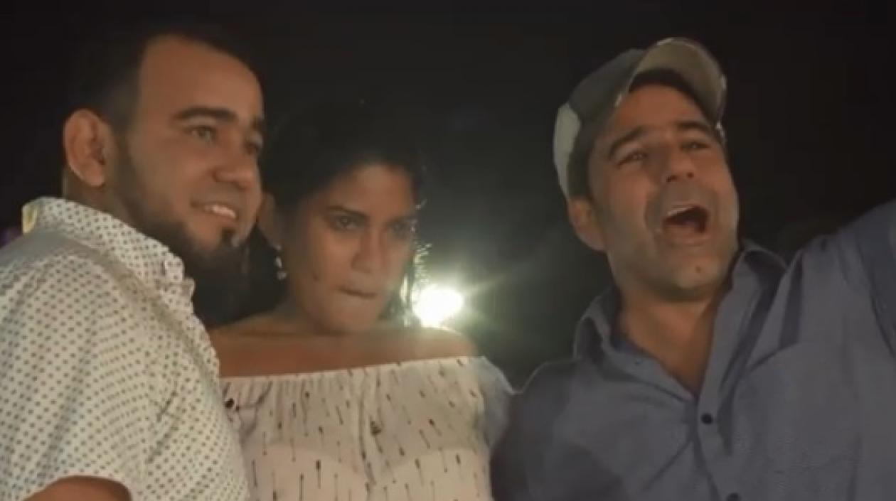 Los novios Luisa Fernanda Valdovino, Francisco Acevedo y el Alcalde Alejandro Char.