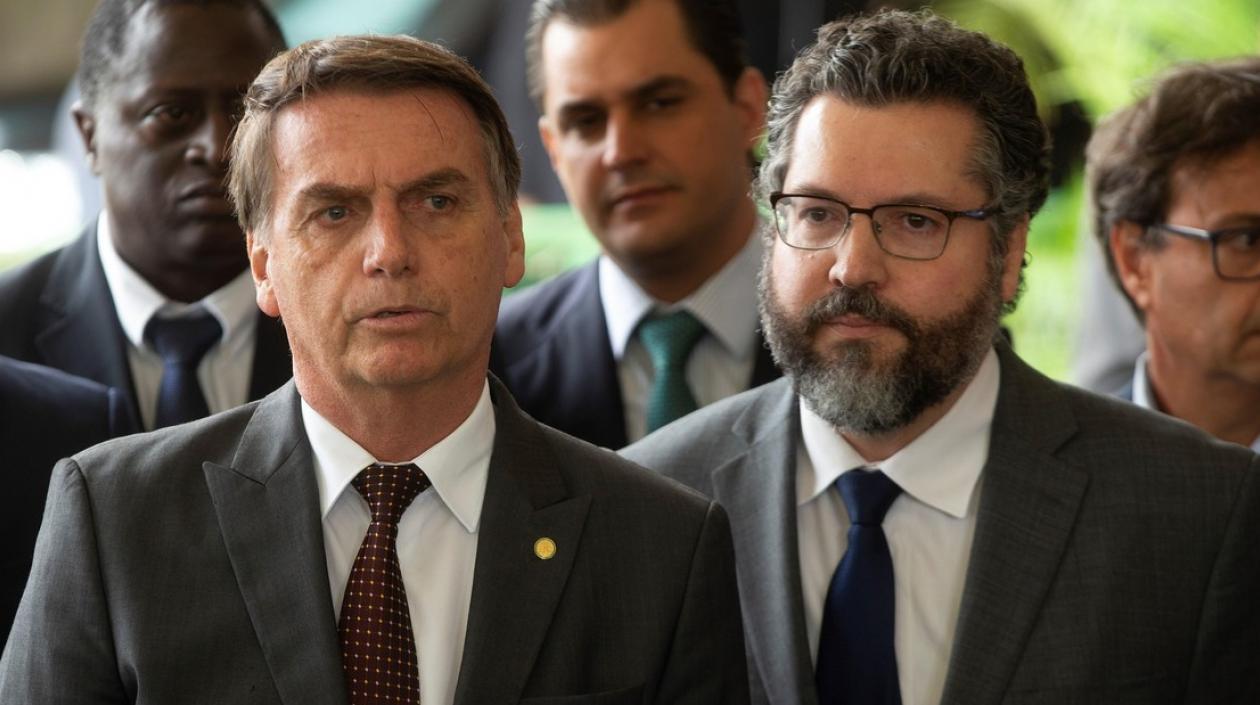El presidente Jair Bolsonaro y su futuro ministro de Relaciones Exteriores de Brasil, Ernesto Araújo.
