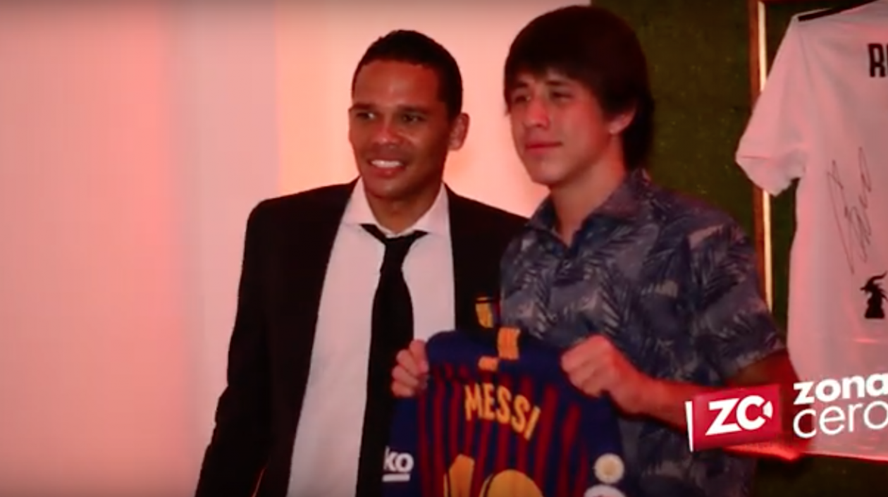 Carlos Bacca junto al aficionado que se quedó con la camiseta de Messi.