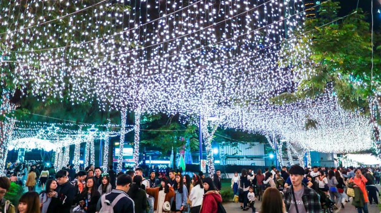 Ciudadanos disfrutan de las luces de Navidad en Taiwán.