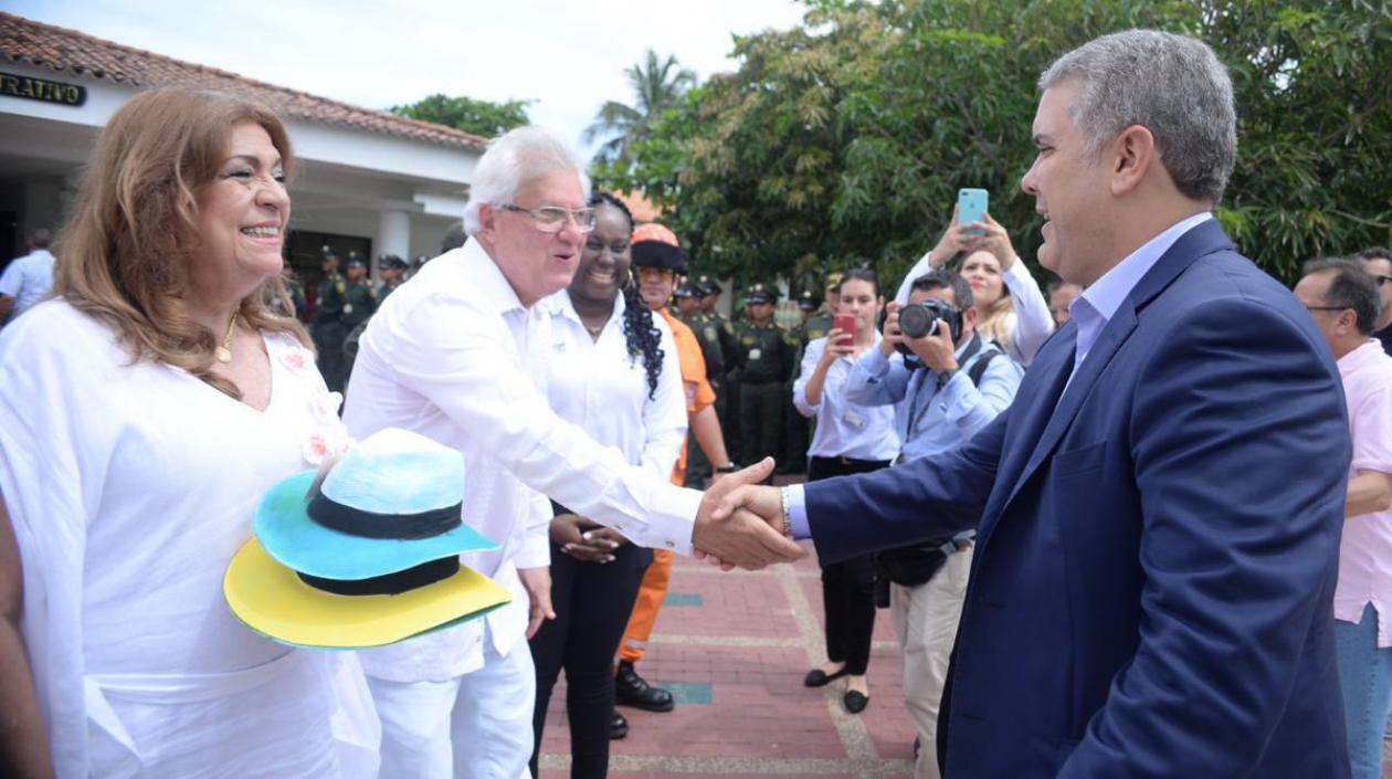 El Alcalde Joao Herrera y la primera gestora Alba Olaya de Herrera, con el Presidente Iván Duque.
