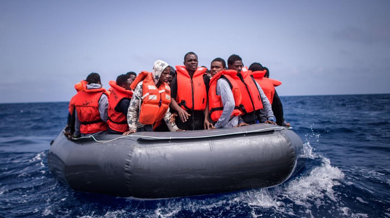 Refugiados en una lancha rescatados por miembros de la ONG SOS Méditerranée a bordo del buque "Aquarius", durante una operación a unos 50 kilómetros de la costa libia, en el Mar Mediterráneo