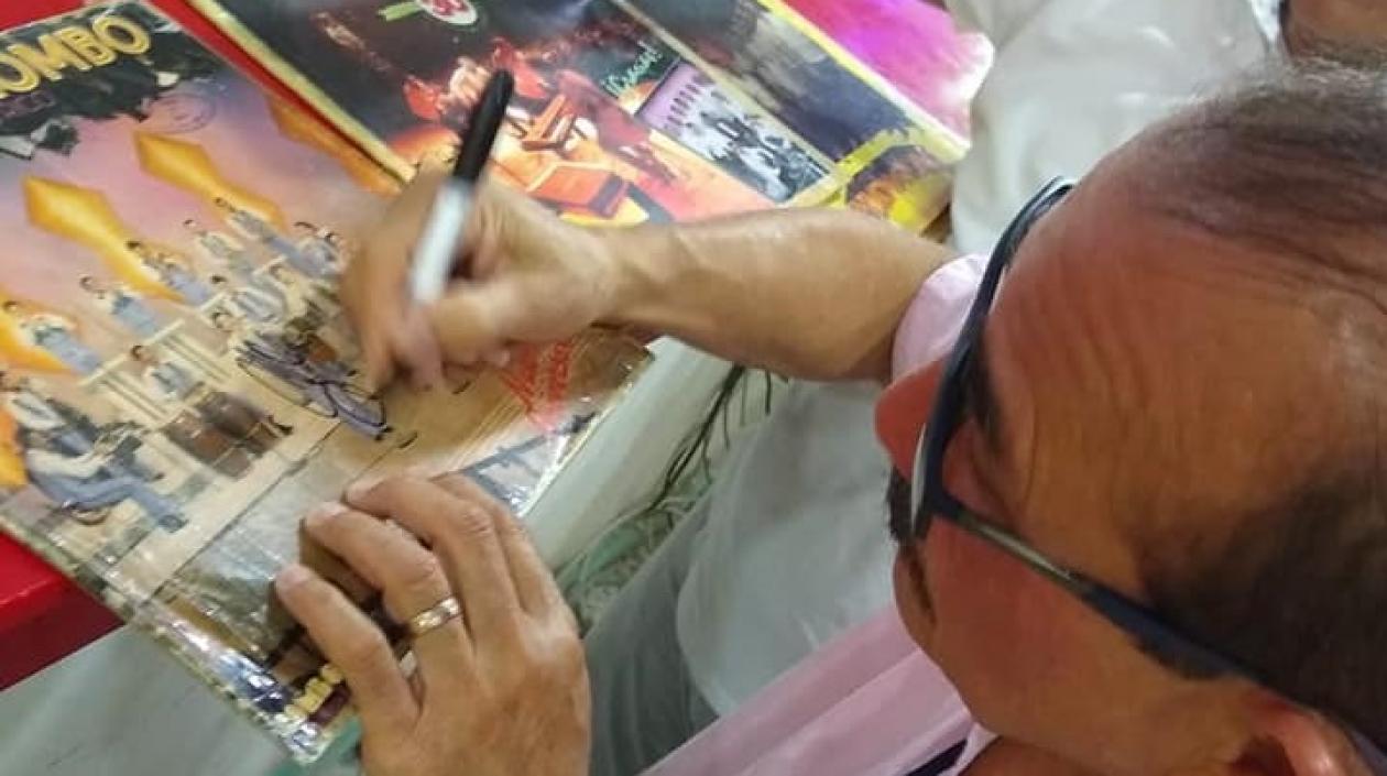 El excantante del Gran Combo de Puerto Rico Charlie Aponte firmando discos en La Troja.