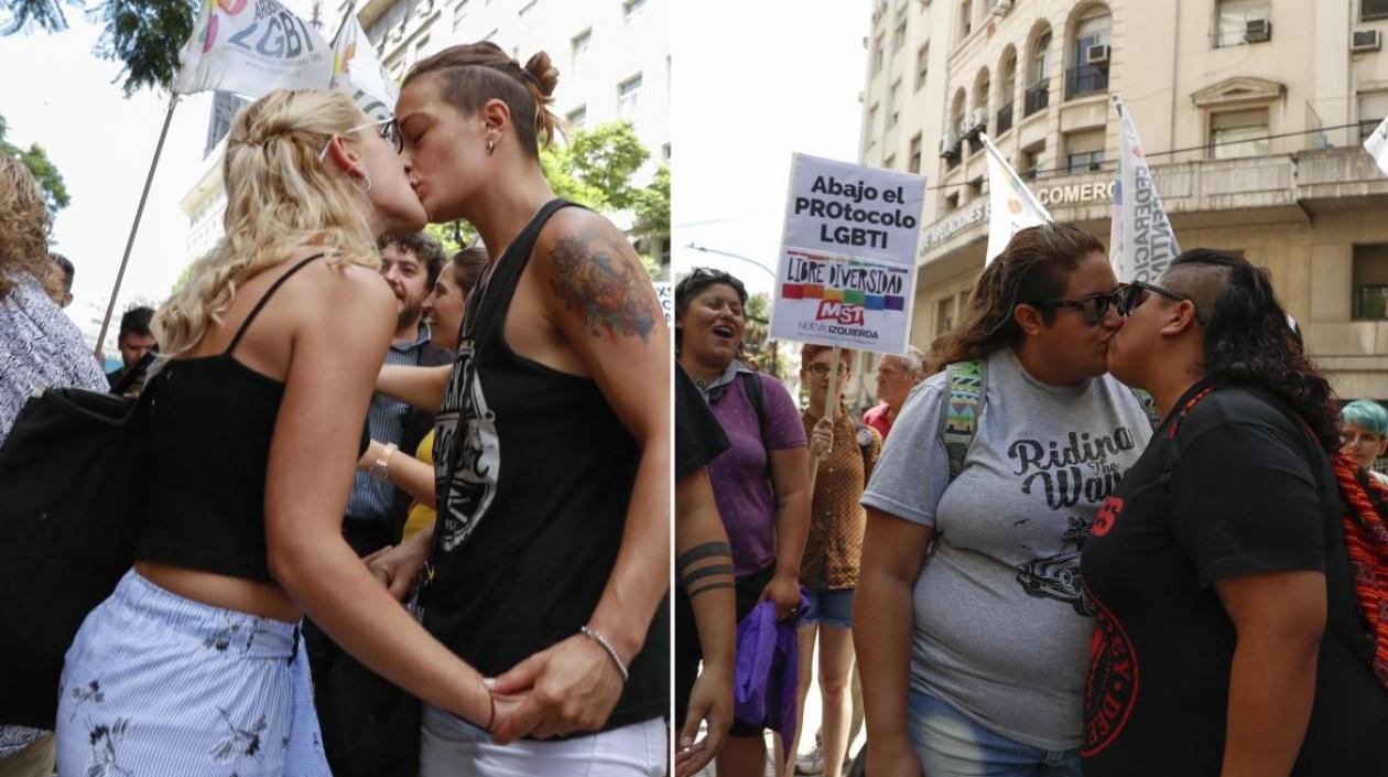 Un grupo de personas participa en una protesta hoy, 06 de febrero de 2018, contra el arresto, en octubre de 2017, de Mariana Gómez, una joven miembro de la comunidad LGBTI en Buenos Aires
