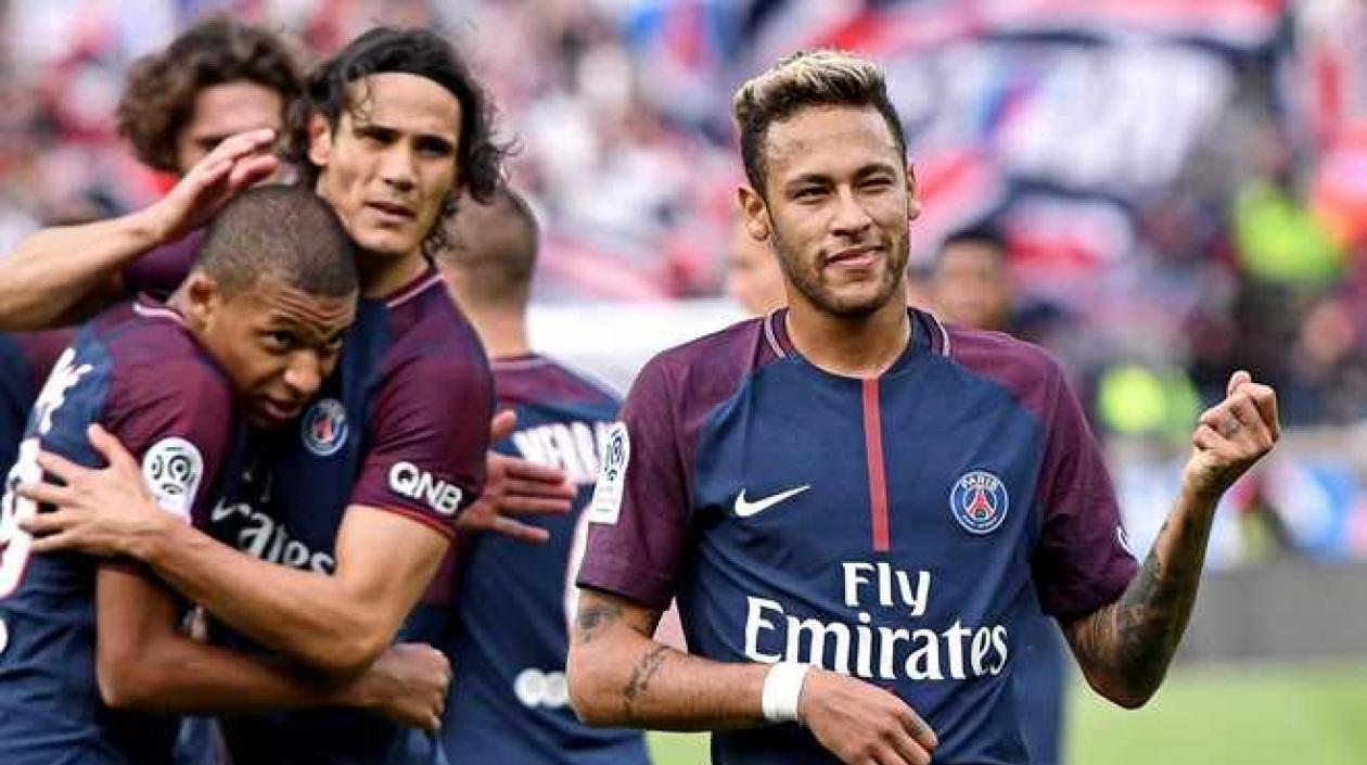 Neymar celebra un gol con Cavani y Mbappé detrás.