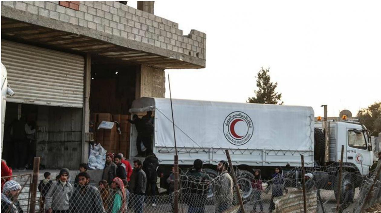 Trabajadores descargaban suministros de un camión con ayuda humanitaria en la zona de Al-Nishabieh en Ghouta Oriental, el pasado mes de noviembre. 