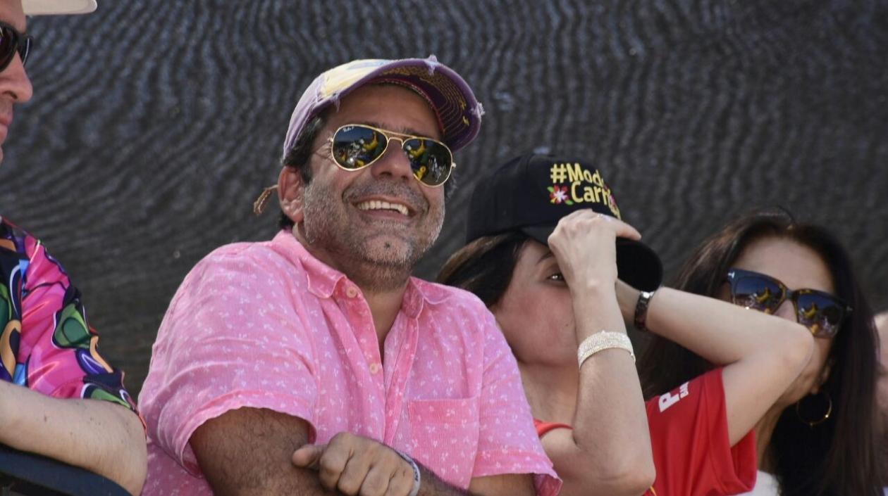 Alcalde Alejandro Char disfruta de la Batalla de Flores al lado de su familia.