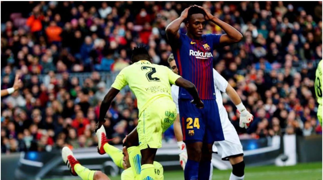 El defensa colombiano del Barcelona Yerry Mina (d) en su partido ante el Getafe