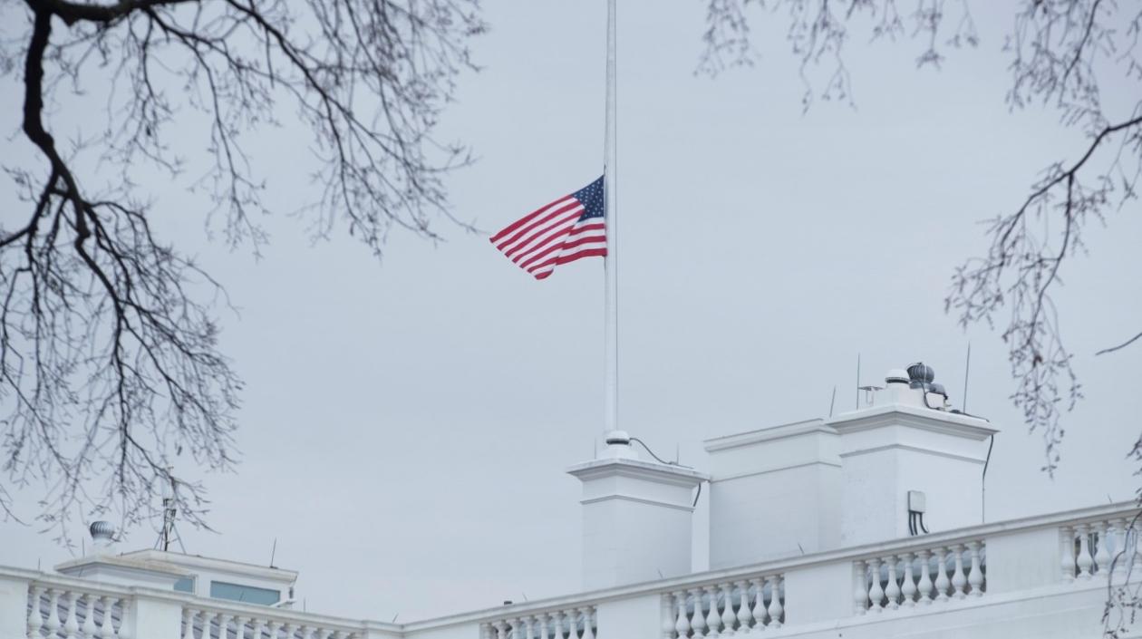 La Casa Blanca iza la bandera a media asta por la tragedia en la secundaria de Parkland.