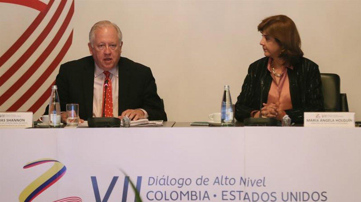 El subsecretario de Estado para Asuntos Políticos de EE.UU., Thomas Shannon junto a la ministra de Relaciones Exteriores de Colombia, María Ángela Holguín.