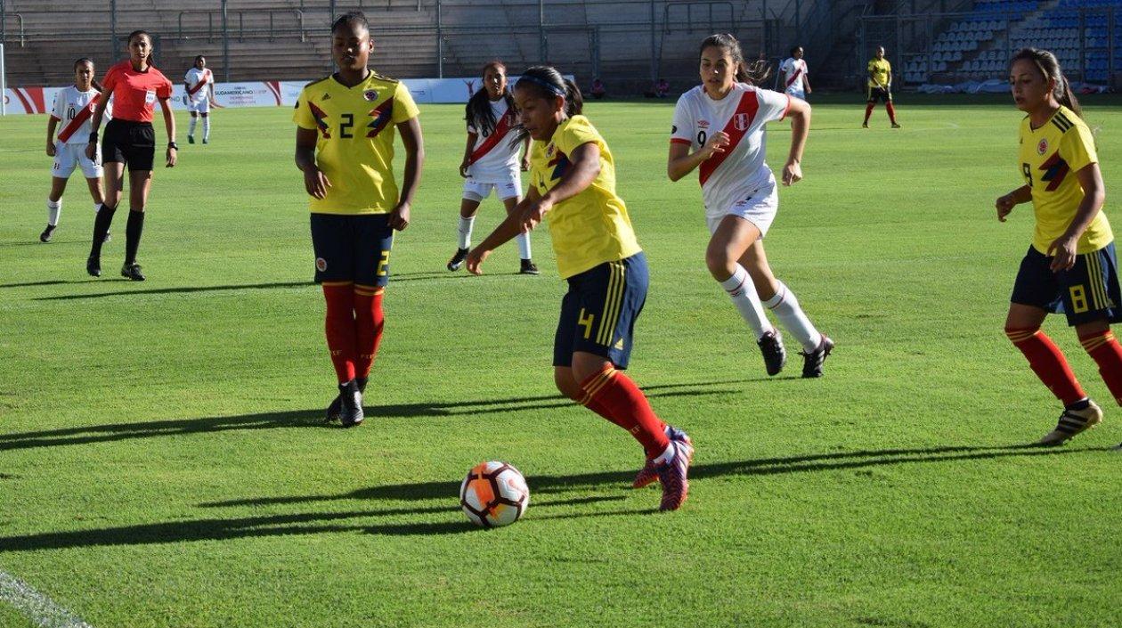 Acción del duelo entre Colombia y Perú, en el sudamericano sub-17.