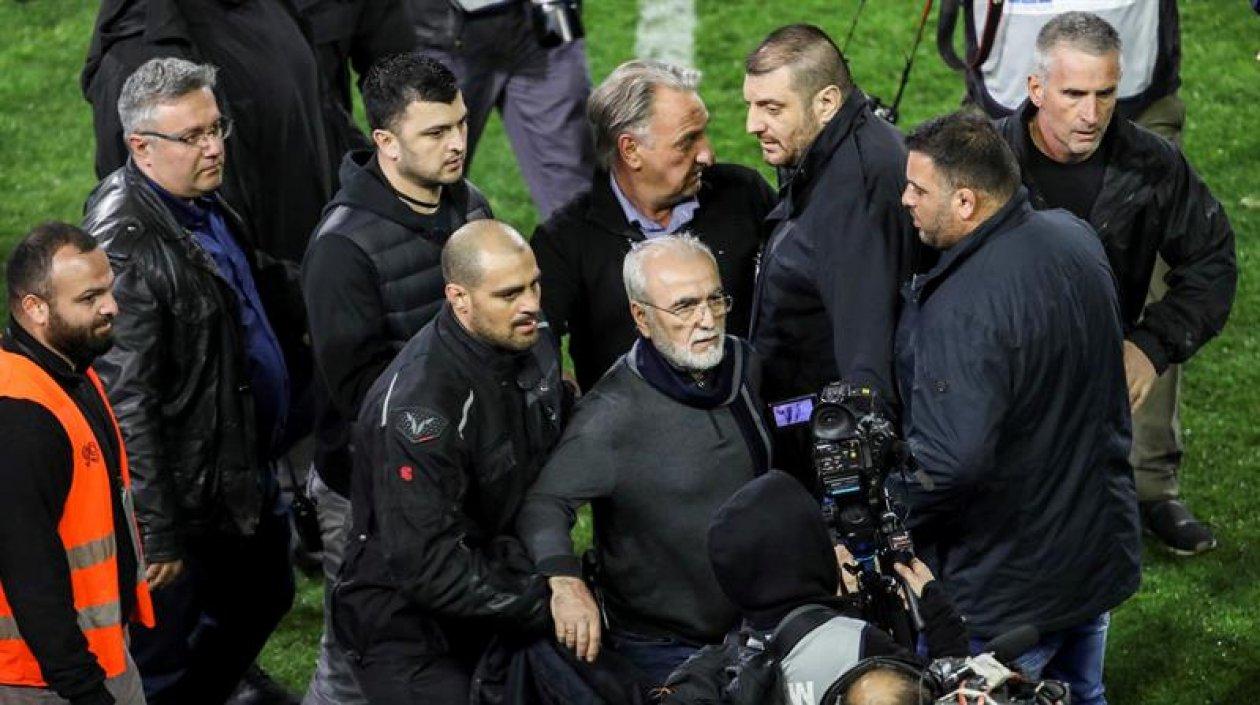 La Liga de Grecia se suspendió en respuesta al incidente acaecido durante el partido de este domingo entre el PAOK de Salónica y el AEK de Atenas.