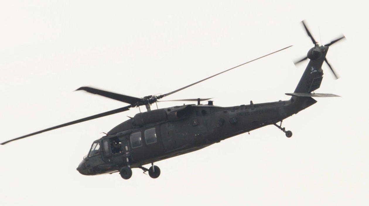 un helicóptero UH-60 Black Hawk de la arma estadounidense de la 1ª brigada de caballería aérea de Fort Hood Texas