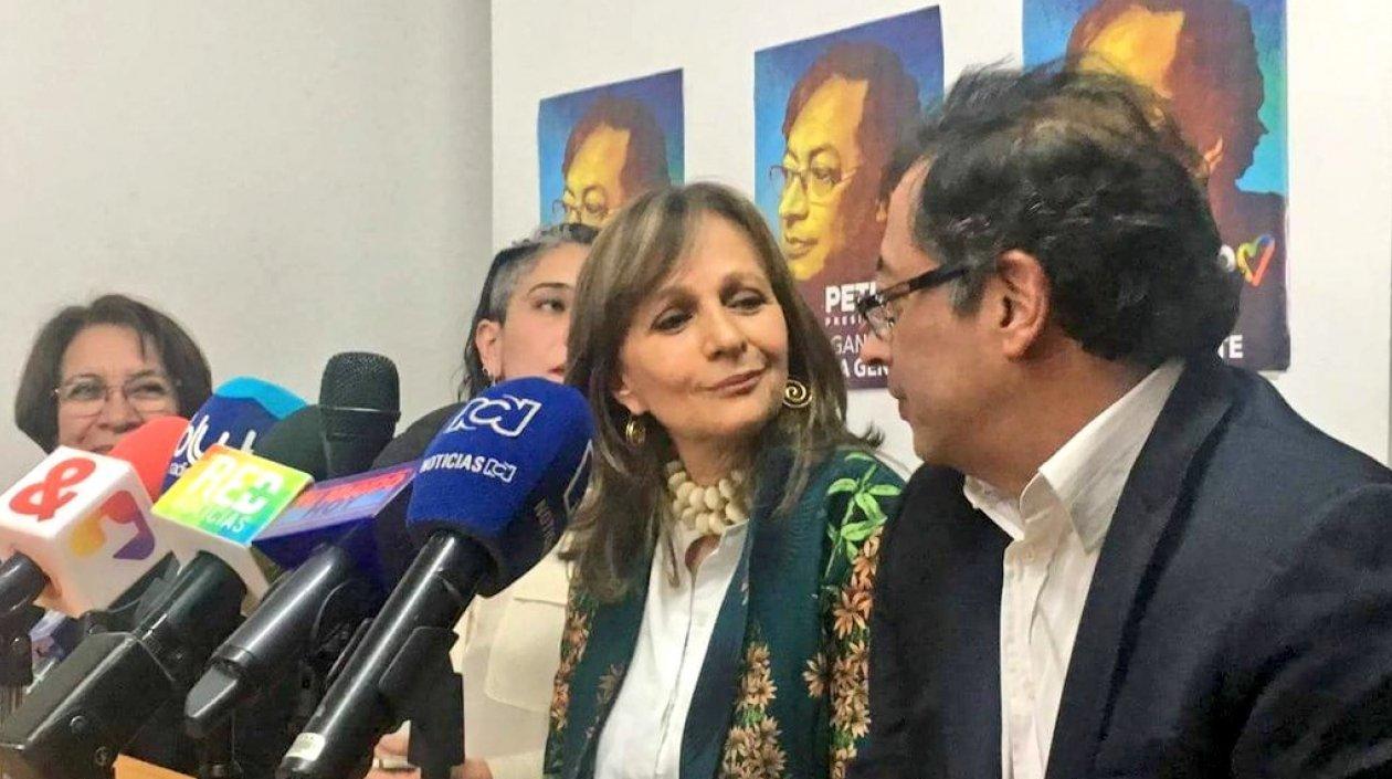 Ángela María Robledo en la foto con el candidato presidencial Gustavo Petro.