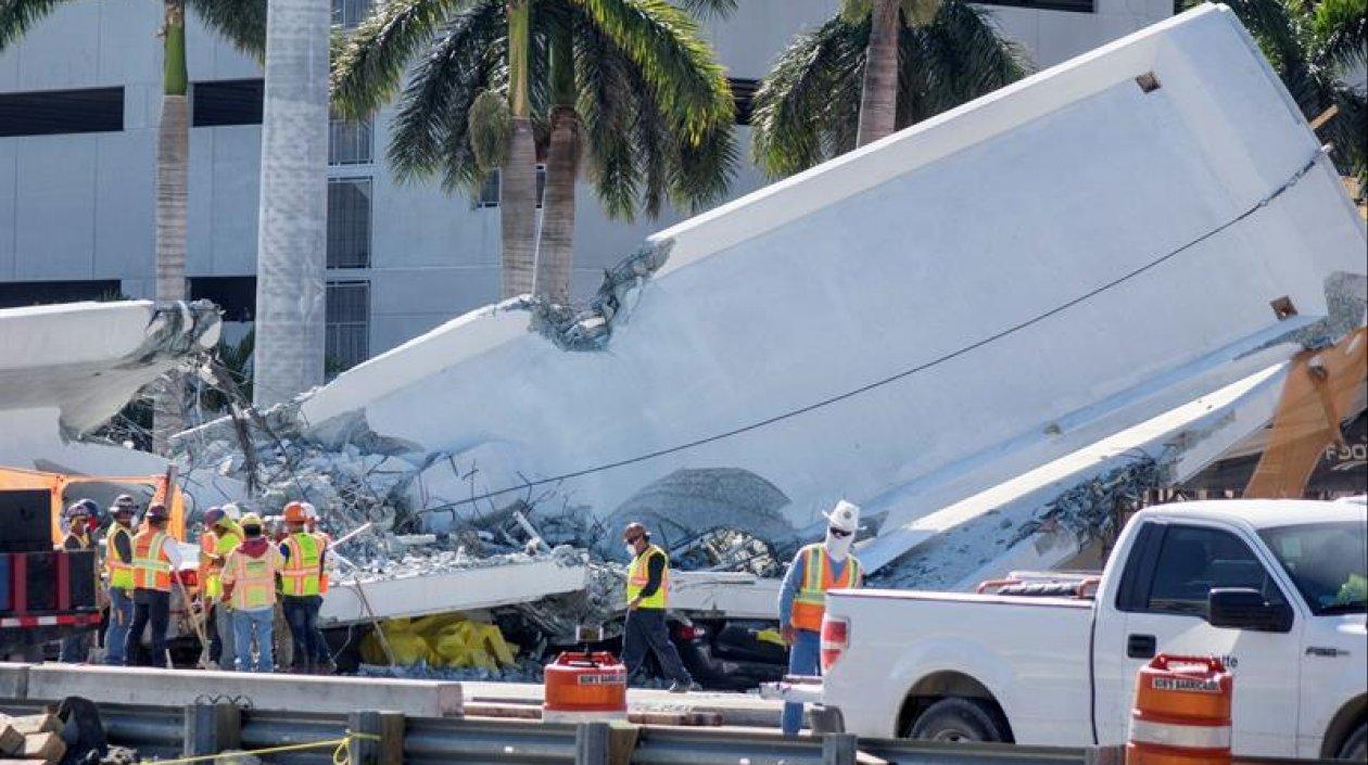 Vista del puente peatonal derrumbado en Universidad Internacional de Florida (FIU), en Miami (Estados Unidos).
