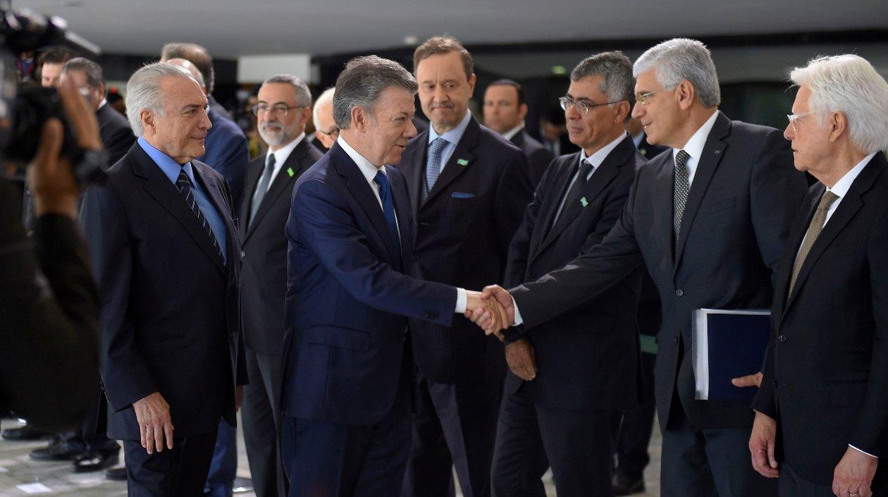 El Presidente Juan Manuel Santos saluda a empresarios brasileños. Lo acompaña el Presidente de Brasil.