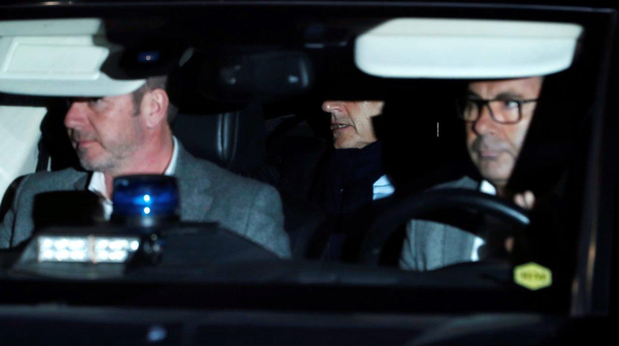 El expresidente francés Nicolás Sarkozy, abandona en un vehículo la sede de la Policía Judicial de Nanterre, en Francia.
