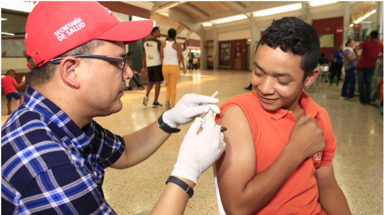 El Secretario de Salud, Armando De La Hoz, colocando una de las vacunas.