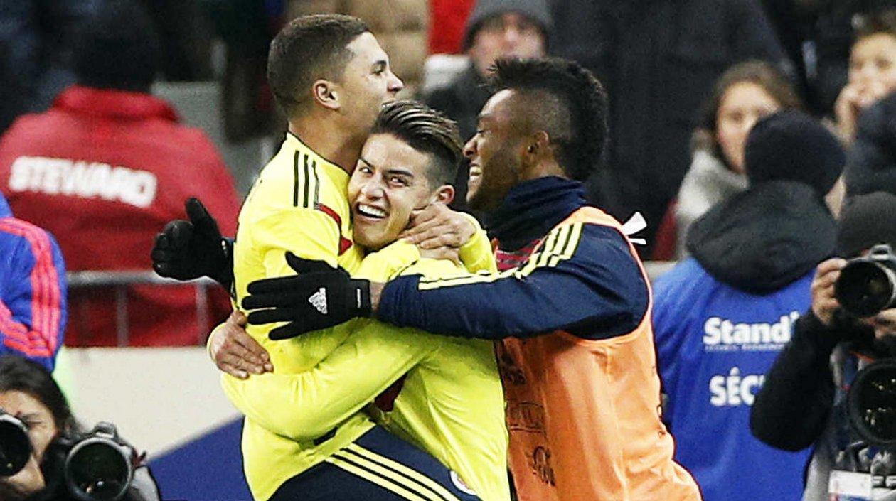 Juan Fernando Quintero celebra el gol del triunfo ante Francia con James Rodríguez y Miguel Ángel Borja.