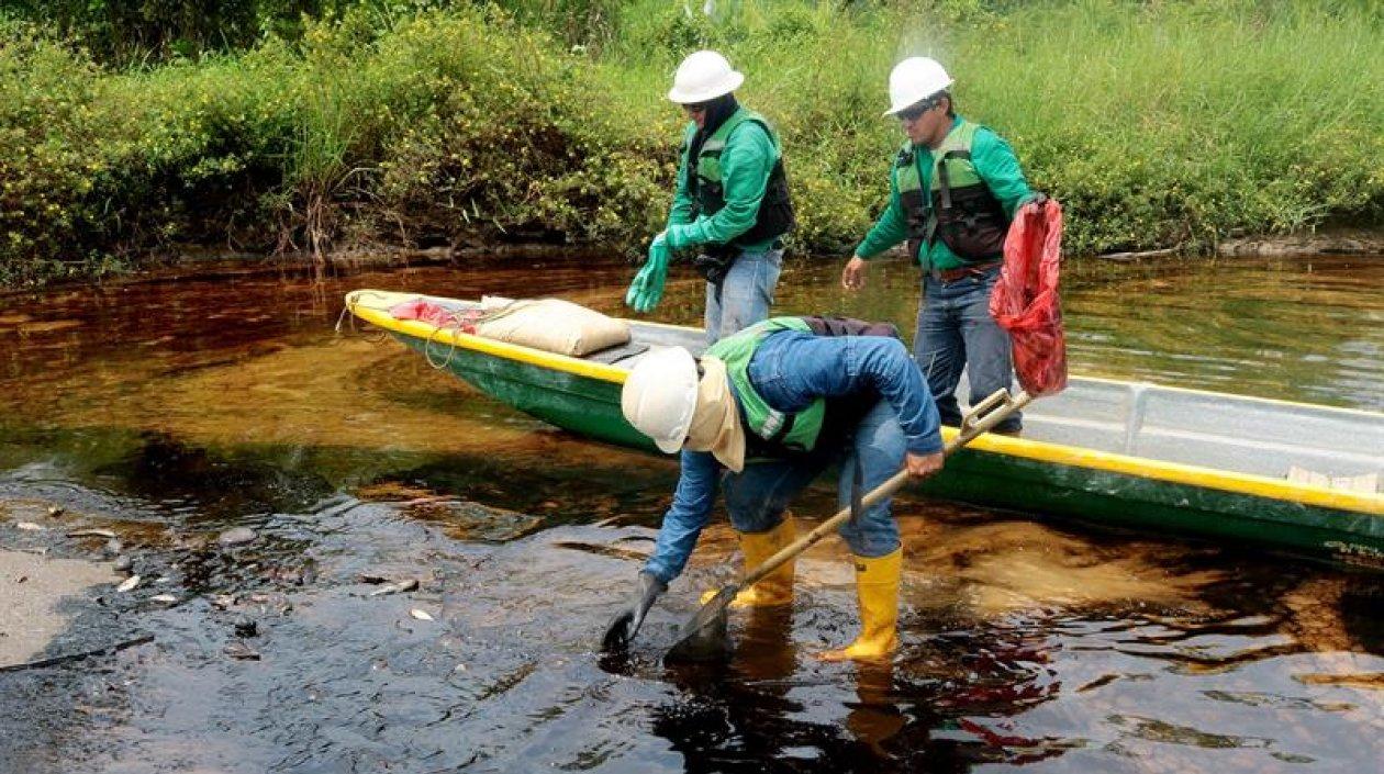 Personal de Ecopetrol atendiendo la emergencia ambiental en el Río Sogamoso.